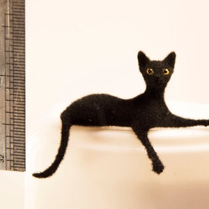 Chat miniature, animal de compagnie artisanal couché à l'échelle 1:12 douzième pour maison de poupée ou diorama. Jouet chaton noir moelleux