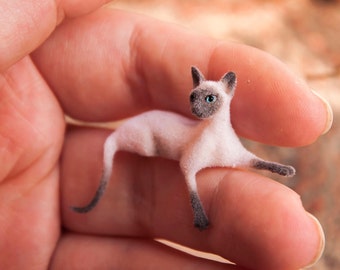 Chat miniature, animal de compagnie artisanal couché à l'échelle 1:12 douzième pour maison de poupée ou diorama. Jouet chaton siamois moelleux