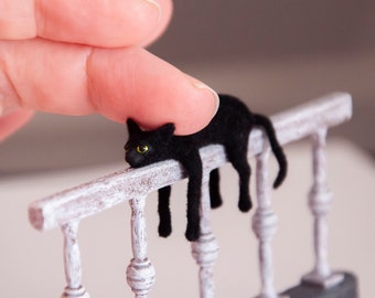 Gato en miniatura, mascota artesanal barandilla en escala 1:12 duodécima para casa de muñecas de diorama. Juguete gatito negro esponjoso