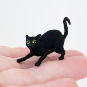 Chat miniature, animal de compagnie artisanal ludique et fougueux à l'échelle 1:12 pour maison de poupée ou diorama. Jouet chaton noir et moelleux