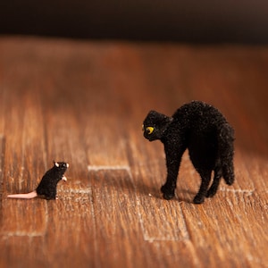 ミニチュア猫。背中がアーチ型の職人手作りペット。ドールハウスやジオラマにぴったり。ふわふわの黒い子猫のおもちゃ。