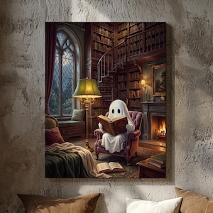 Puede incluir: Una impresi&oacute;n de arte mural que muestra una figura de fantasma blanca sentada en un sill&oacute;n de terciopelo, leyendo un libro abierto. La escena presenta una biblioteca con estanter&iacute;as de suelo a techo, una escalera de caracol y una l&aacute;mpara verde.