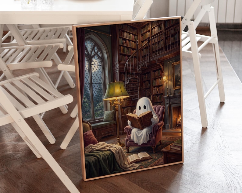 Puede incluir: Una impresi&oacute;n rectangular enmarcada que representa a un fantasma blanco sentado en un sill&oacute;n morado dentro de una biblioteca, leyendo un libro abierto. La escena incluye una l&aacute;mpara verde alta, una escalera de caracol, estanter&iacute;as y una ventana.