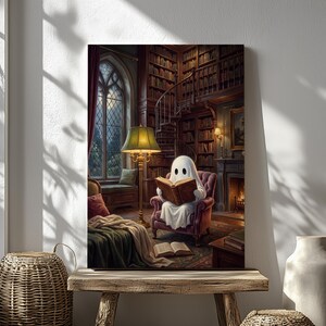 Puede incluir: Una impresi&oacute;n de arte mural vertical que representa una figura de fantasma blanca sentada en un sill&oacute;n de felpa color burdeos dentro de una biblioteca de madera oscura, leyendo un libro abierto. Una l&aacute;mpara de pie con pantalla verde.