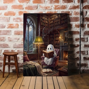 Puede incluir: Un lienzo que representa a una figura fantasmag&oacute;rica blanca sentada en un sill&oacute;n de felpa leyendo un libro dentro de una biblioteca con una escalera de caracol, una chimenea, una ventana alta arqueada, una l&aacute;mpara verde y suelo de madera.