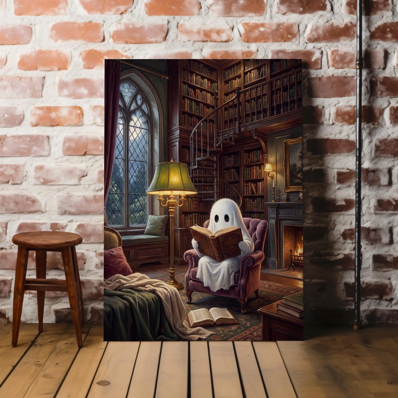 Puede incluir: Un lienzo que representa a una figura fantasmag&oacute;rica blanca sentada en un sill&oacute;n de felpa leyendo un libro dentro de una biblioteca con una escalera de caracol, una chimenea, una ventana alta arqueada, una l&aacute;mpara verde y suelo de madera.