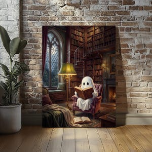 Puede incluir: Una impresi&oacute;n de arte mural rectangular que representa una figura de fantasma blanca sentada en un sill&oacute;n de felpa, leyendo un libro abierto. La escena muestra una biblioteca con estanter&iacute;as altas, una escalera de caracol, una chimenea y una l&aacute;mpara verde.