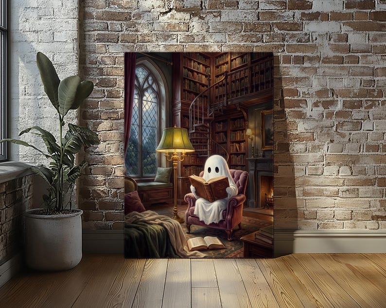 Puede incluir: Una impresi&oacute;n de arte mural rectangular que representa una figura de fantasma blanca sentada en un sill&oacute;n de felpa, leyendo un libro abierto. La escena muestra una biblioteca con estanter&iacute;as altas, una escalera de caracol, una chimenea y una l&aacute;mpara verde.
