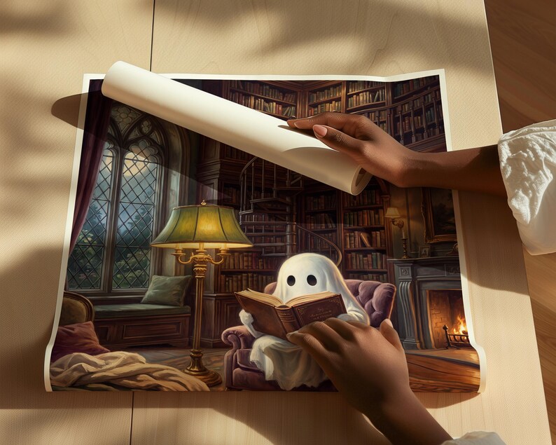 Puede incluir: Una impresi&oacute;n art&iacute;stica rectangular que muestra a un fantasma blanco sentado en un sill&oacute;n morado leyendo un libro marr&oacute;n dentro de una biblioteca. La biblioteca cuenta con una ventana alta arqueada, una l&aacute;mpara verde, una escalera de caracol y una chimenea.