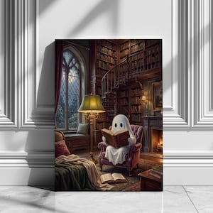 Puede incluir: Una impresi&oacute;n de arte mural vertical que representa a un fantasma cubierto con una s&aacute;bana blanca sentado en un sill&oacute;n de terciopelo leyendo un libro. La escena muestra una biblioteca con estanter&iacute;as, una escalera de caracol y una chimenea.