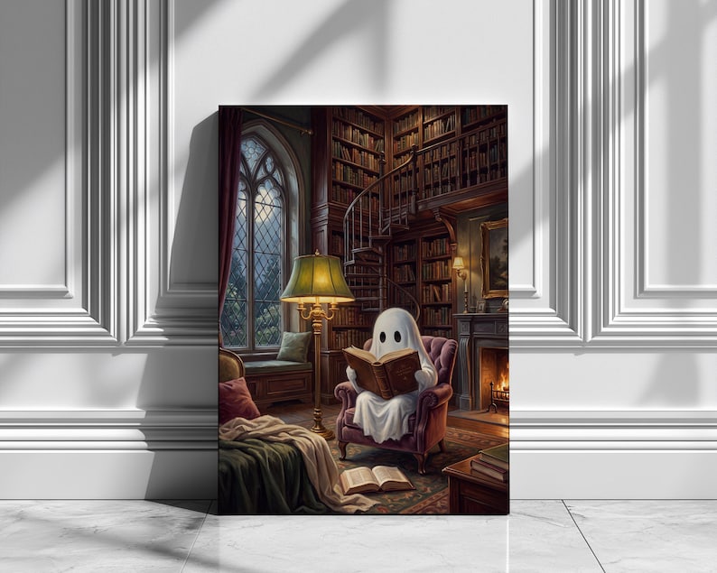 Puede incluir: Una impresi&oacute;n de arte mural vertical que representa a un fantasma cubierto con una s&aacute;bana blanca sentado en un sill&oacute;n de terciopelo leyendo un libro. La escena muestra una biblioteca con estanter&iacute;as, una escalera de caracol y una chimenea.