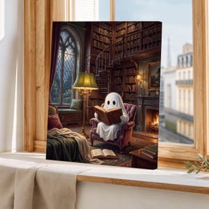 Puede incluir: Un lienzo rectangular que representa a un fantasma blanco sentado en un sill&oacute;n morado dentro de una biblioteca, leyendo un libro abierto. La escena incluye una l&aacute;mpara de pie, una escalera de caracol, estanter&iacute;as y una chimenea con fuego.