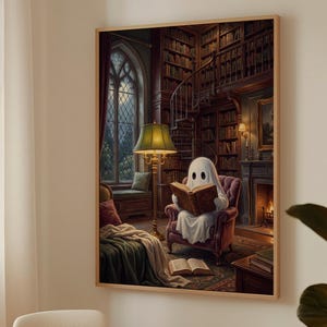 Puede incluir: Una impresi&oacute;n de arte mural enmarcada que representa a un fantasma blanco sentado en un sill&oacute;n morado de felpa dentro de una biblioteca de madera oscura. El fantasma lee un libro abierto cerca de una l&aacute;mpara de pie encendida, una chimenea y un ventanal.