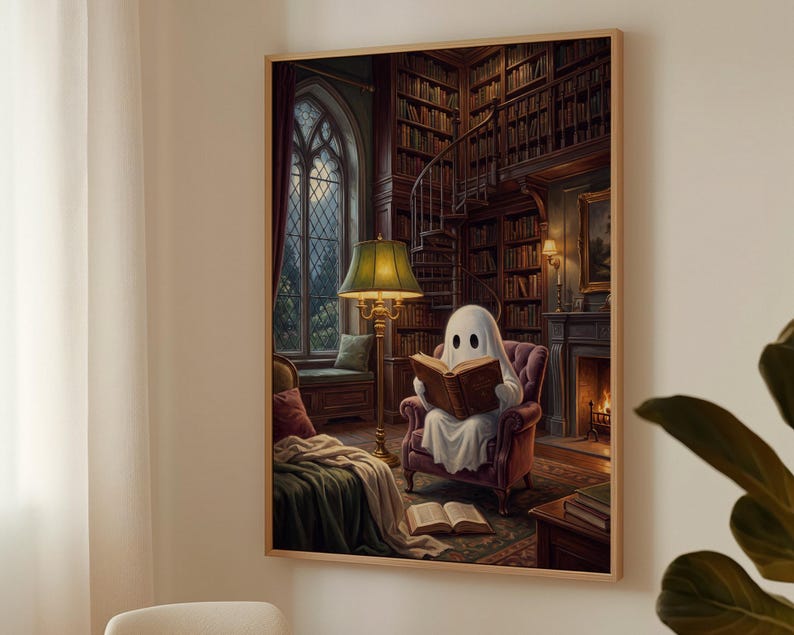 Puede incluir: Una impresi&oacute;n de arte mural enmarcada que representa a un fantasma blanco sentado en un sill&oacute;n morado de felpa dentro de una biblioteca de madera oscura. El fantasma lee un libro abierto cerca de una l&aacute;mpara de pie encendida, una chimenea y un ventanal.