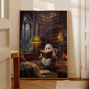 Puede incluir: Una impresi&oacute;n de arte mural enmarcada que representa a un fantasma blanco sentado en un sill&oacute;n de felpa dentro de una biblioteca de madera oscura, leyendo un libro abierto. La escena incluye una l&aacute;mpara verde, una escalera de caracol y una chimenea.