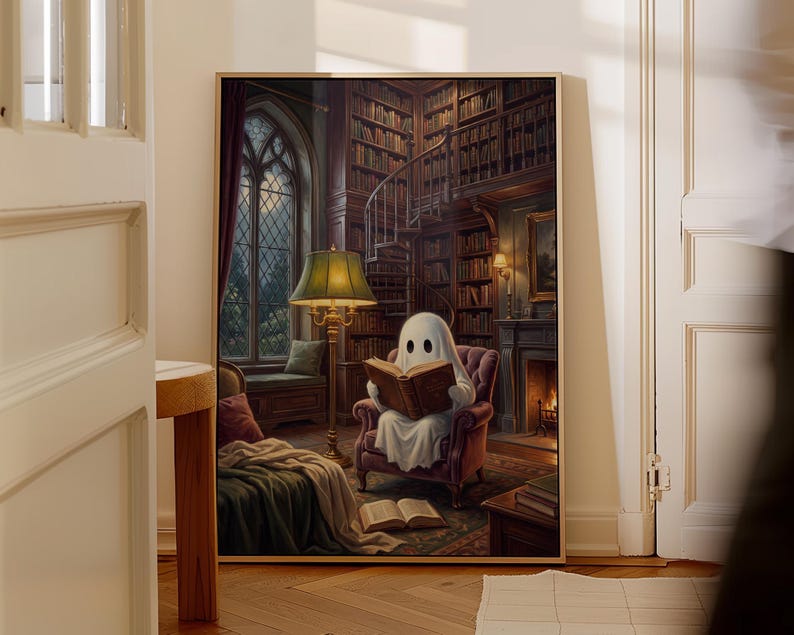 Puede incluir: Una impresi&oacute;n de arte mural enmarcada que representa a un fantasma blanco sentado en un sill&oacute;n de felpa dentro de una biblioteca de madera oscura, leyendo un libro abierto. La escena incluye una l&aacute;mpara verde, una escalera de caracol y una chimenea.