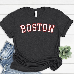 Chemise Boston, texte collégial, chemise du Massachusetts, Boston MA University State Inspired, chemise Boston Massachusetts, chemise de l’université de Boston