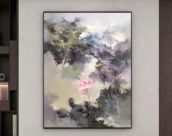 Könnte beinhalten: Abstrakte Malerei mit einer rosa Lotusblume mit gelbem Zentrum, umgeben von einer nebeligen, grauen und violetten Landschaft.