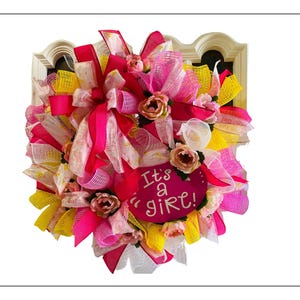 Corona para baby shower de niña: corona de bienvenida rosa y amarilla con flores y cintas, decoración para habitación infantil, corona de llegada para niña.