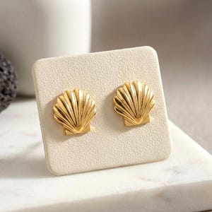 14k Gelbgold Jakobsmuschel Ohrringe • 10 mm Muschel Ohrstecker • Massiv Gold Strand Schmuck