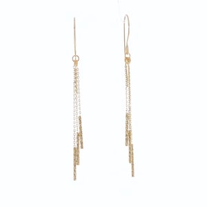 Puede incluir: Pendientes de oro con múltiples cadenas y detalles de barra.