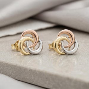 Pendientes de nudo de amor de oro tricolor de 14k, con postes de 3/8 de pulgada y 3 círculos.