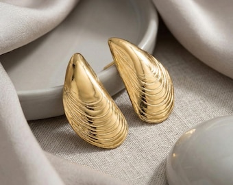 Aretes de concha de mejillón en oro amarillo de 14 k • Aretes de vida marina de 0,96 pulgadas • Botón de oro macizo pesado de 6,4 g