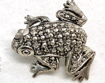 Dulce broche de rana en tono plateado de 1"