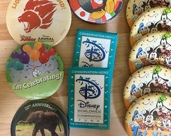 Lot von echten Disney Park Button Pins 1st Visit Epcot Lion Guard Celebrating Conservation Fund