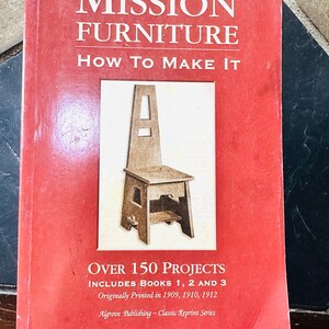 Peut inclure: Un livre rouge intitulé "Mission Furniture: How To Make It" avec une image d'une chaise en bois sur la couverture. Le livre comprend plus de 150 projets et est une réimpression de livres initialement imprimés en 1909, 1910 et 1912.