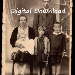 Vintage Digitalfoto Gruselige 1930er Jahre Familie mit Drei Kindern Starren Download Nur mit Bonus Postkarte Rückseite Spooky und Unheimlich