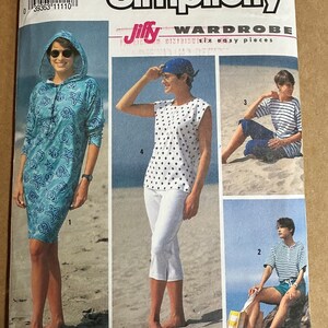 Peut inclure: Un patron de couture pour une garde-robe Jiffy avec six pièces faciles. Le patron comprend une tunique à capuche, un haut sans manches, un pantalon court et un haut à manches courtes. Le patron est de Simplicity.