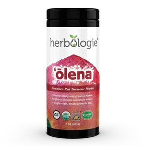Peut inclure: Un contenant rond de poudre de curcuma rouge d'Hawaï de la marque Herbologie. L'étiquette noire et blanche présente le nom de la marque, le nom du produit et un fond aquarelle rouge et rose. L'étiquette comprend également le texte "Unique variety only grows in Hawaii", "Highest curcumin content in nature", et "Single origin, estate grown in USA". Le contenant est de 2 onces (60 grammes).