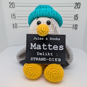 Häkelmöwe MATTES – Der charmante STRAND-DIEB | Amigurumi Kunsthandwerk | Jules & Hooks Gangster-Kollektion