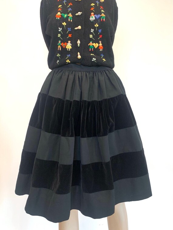 Gorgeous Vintage 1950s Taffeta and Velvet Skirt - image 2