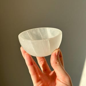 Selenite Bowl 8cm Crystal Charging Bowl for Cleansing Healing and Energy Work Round Selenite Dish for Crystals Meditation Spiritual Decor