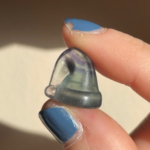 Lindo chapéu de cristal de Papai Noel esculpido em forma de chapéu de Natal, esculturas em cristal, cristal de fluorita, fluorita polida, enchimento de meia de Natal, festivo