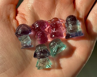 Sciencefictionkristallen minifiguren, met de hand gesneden kristallen, fluorietsnijwerk, schattige kristallen, schattig kristalcadeau, sciencefictionkristallen