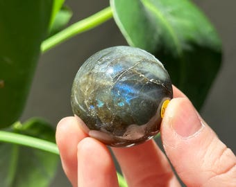 Mini sphère en cristal de labradorite, sculpture en cristal, sphère décorative, boule de verre, pierre de guérison, cadeaux en cristal, cadeaux de sorcellerie. aide à la méditation