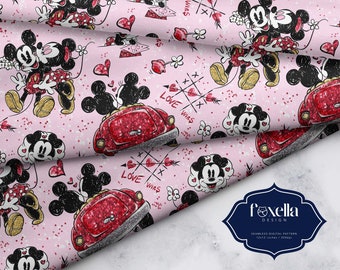 Op de afbeelding: Roze stof met een herhalend patroon van Mickey en Minnie Mouse illustraties, harten en de tekst "Love Wins". Het ontwerp bevat een rode auto en boter-kaas-en-eieren elementen. De stof is een naadloos digitaal patroon.
