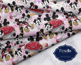 Op de afbeelding: Naadloos digitaal patroon met Mickey en Minnie Mouse-personages, rode auto's, harten en bloemen op een roze en witte achtergrond. Het ontwerp bevat gouden glitteraccenten en de tekst "Foxella Design" in een marineblauw kader. Het patroon is 30,48 x 30,48 cm.