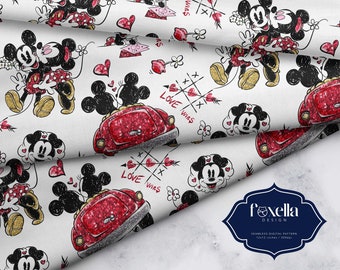 Op de afbeelding: Witte stof met een herhalend patroon met Mickey en Minnie Mouse. Het ontwerp bevat harten, bloemen, kruisjes en de woorden "Love Wins". Mickey en Minnie worden afgebeeld in verschillende poses, waaronder het besturen van een rode auto.