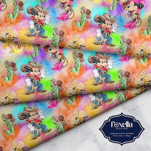 Può includere: Motivo digitale senza cuciture con Topolino in abbigliamento da cowboy, cactus, cappelli da cowboy e Pluto su uno sfondo colorato in stile acquerello. Il design include il testo "Foxella Design" e "Seamless Digital Patterns 12x12 inches / 300dpi".