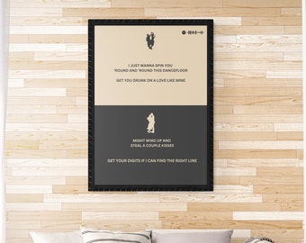 Könnte beinhalten: Gerahmter Kunstdruck mit schwarzem Rahmen. Das Kunstwerk zeigt ein zweifarbiges Design mit Text und Silhouetten tanzender Paare. Der obere Teil ist beige, der untere Teil ist dunkelgrau und der Text ist weiß.