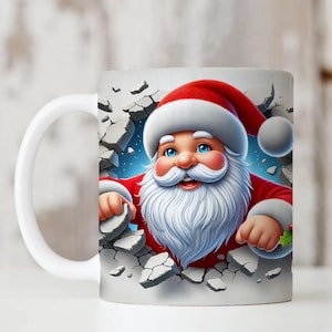 Może przedstawiać: Biały kubek ceramiczny z kolorową ilustracją Świętego Mikołaja przełamującego ścianę. Święty Mikołaj ma na sobie czerwony strój z białymi ozdobami i białą brodę. Uśmiecha się i patrzy na widza.