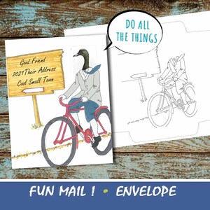 Könnte beinhalten: Ein lustiger Briefumschlag mit einer Cartoon-Illustration eines Entenfahrrads. Der Umschlag hat einen Ausschnitt für den Kopf der Ente und den Text "Do all the things" in einer Sprechblase. Der Umschlag hat auch einen Wegweiser mit dem Text "Good Friend 2021 Their Address Cool Small Town".