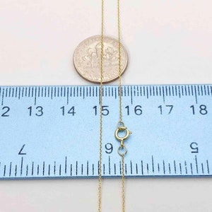 K&ouml;nnte beinhalten: Eine goldene Kettenkette mit einer L&auml;nge von 19 Zoll. Die Kette ist neben einem Lineal und einem US-Penny zur Skalierung abgebildet.