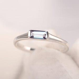 Minimalistische alexandrietring baguettevormige solitaire ring kleur veranderende stenen ring