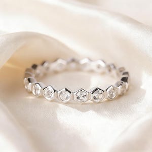 Spersonalizowana obrączka z naturalnego białego topazu Eternity, wykonana ze srebra próby 925, przeznaczona dla kobiet