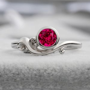 Anillo de compromiso vintage con rubí de laboratorio engastado en bisel, oro blanco de 14 quilates, piedra natal de julio, promesa de boda hasta la muerte.